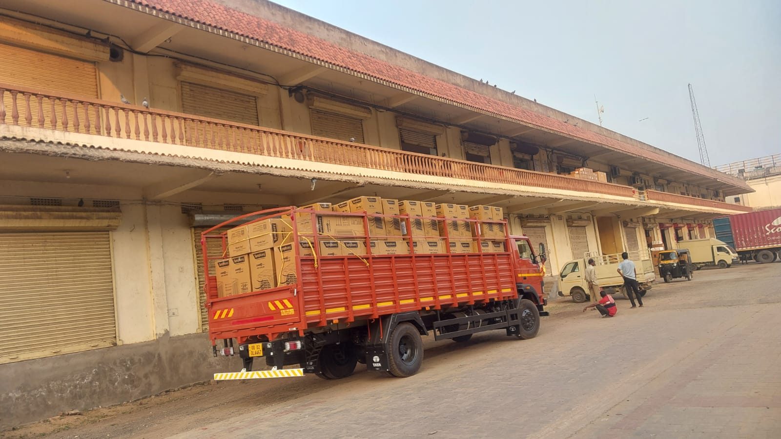 Pallet racking with palletized cartons
